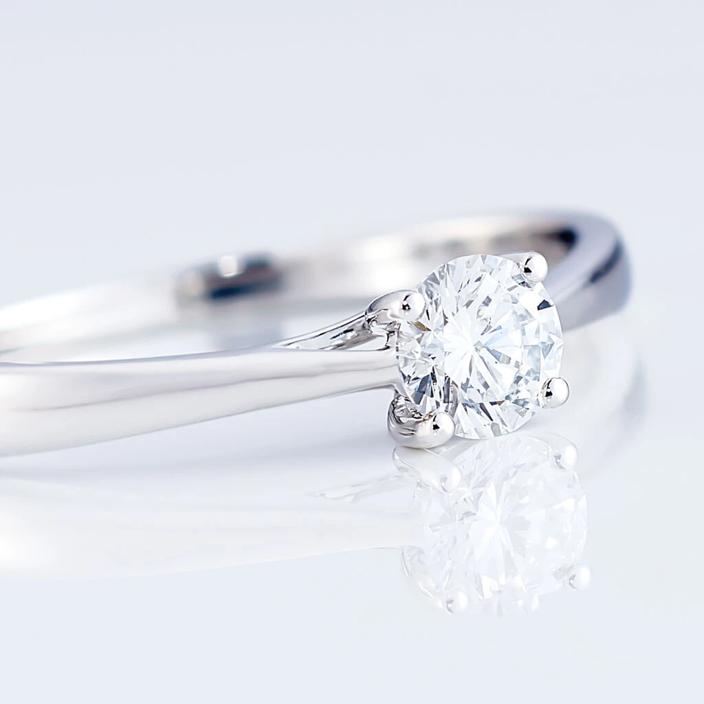Bague Solitaire Fiona Or Blanc Diamant Synthetique – Image 4